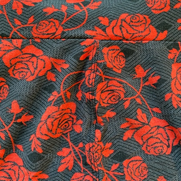 Velvet roses 🌹 leggings - Picture 2 of 2